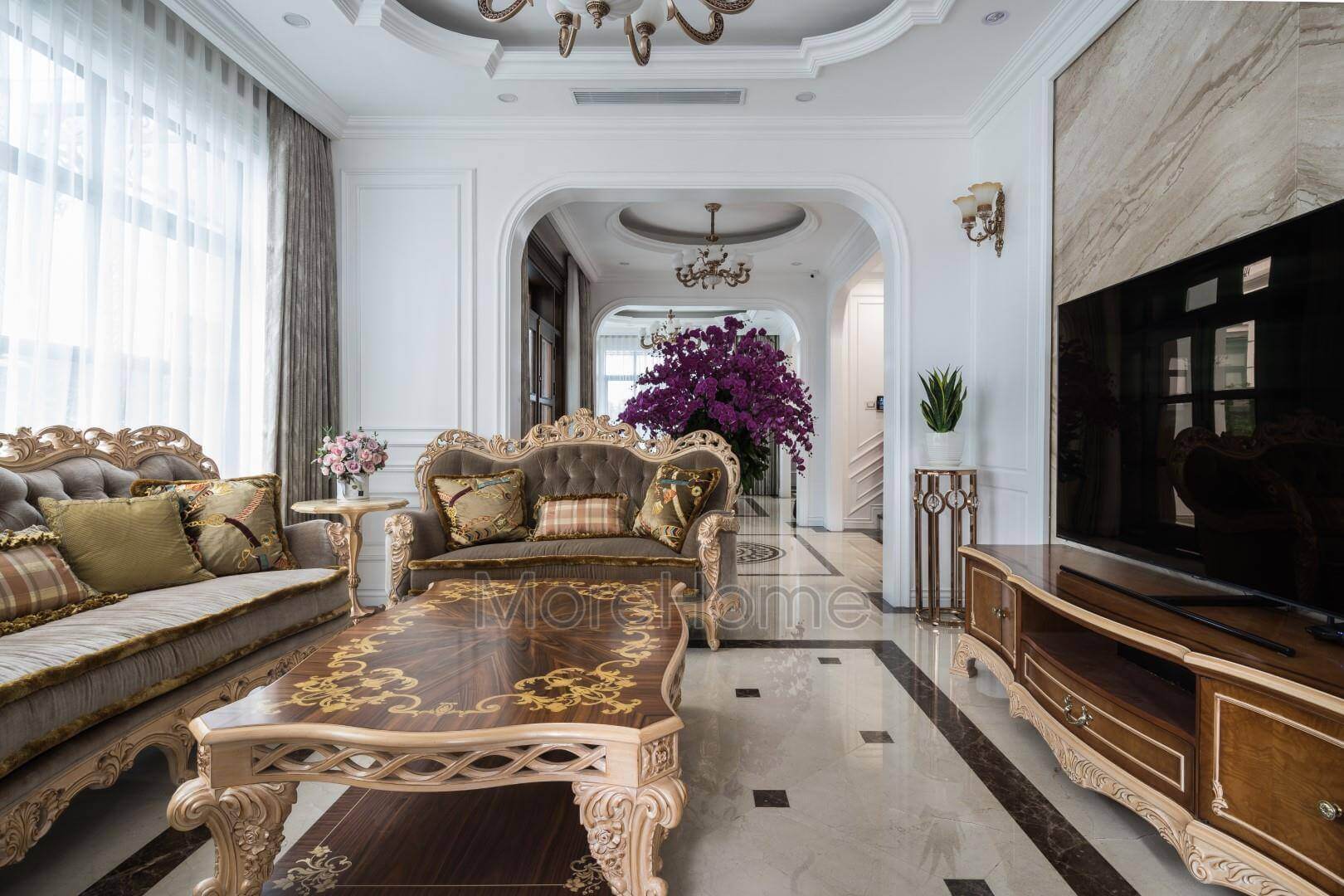 Khoảng cách tivi tới bộ ghế sofa được các kiến trúc sư MoreHome tính toán kỹ lưỡng nhằm giúp bảo vệ mắt của cả gia đình Mẫu thiết kế và thi công nội thất biệt thự