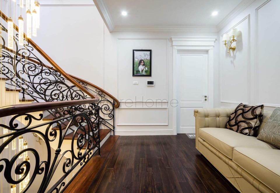 Khu vực giao giữa các tầng có khu vực nghỉ được bố trí sofa bành đơn giản Mẫu thiết kế và thi công nội thất biệt thự